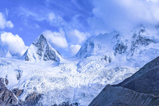 天上雪景