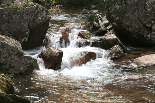 山涧河流