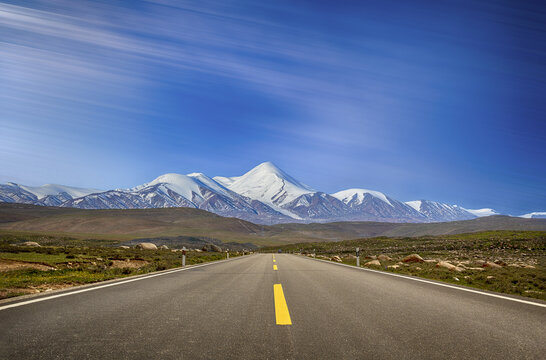 昆仑山下的青藏公路
