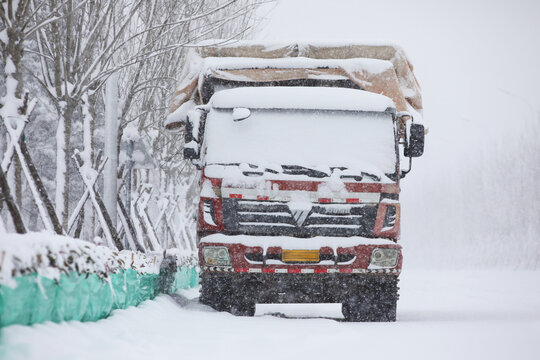 雪中卡车