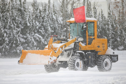 清雪铲车