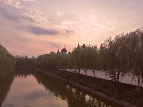 夕阳下的河畔清真寺