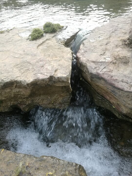 石坝流水欢快奔腾