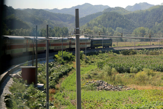 行驶在铁路线上的火车