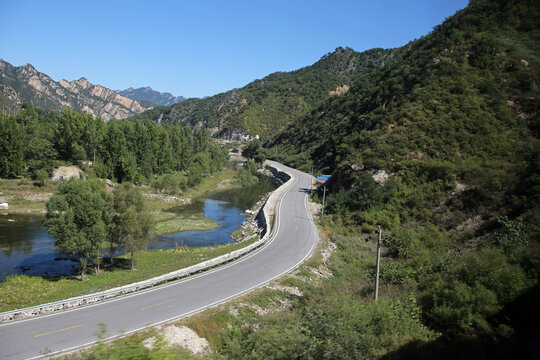 京承铁路沿线的山峦和公路