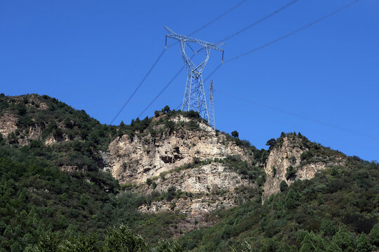 京承铁路沿线的山峦和高压线塔