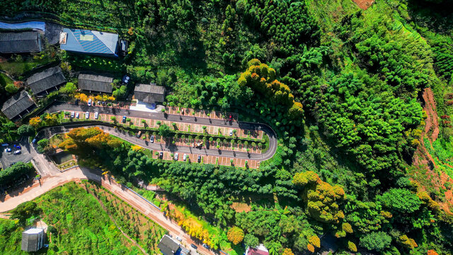 鸟瞰云峰山景区露天停车场