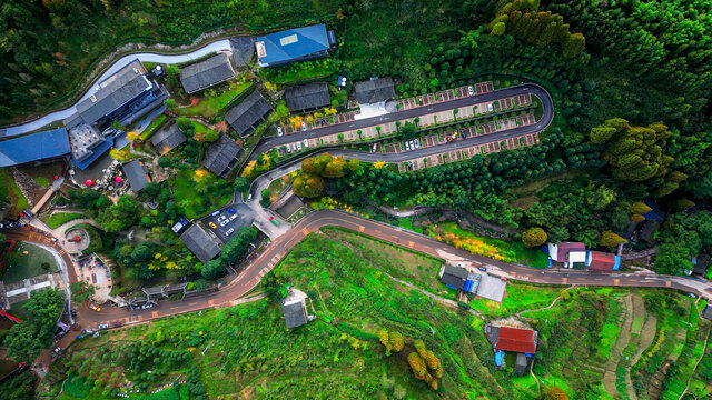 鸟瞰云峰山景区露天停车场