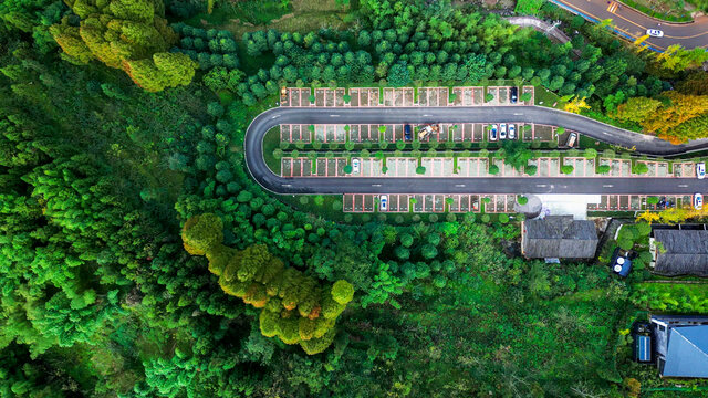 鸟瞰云峰山景区露天停车场