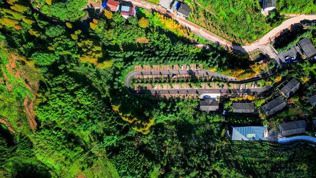 鸟瞰云峰寺露天停车场