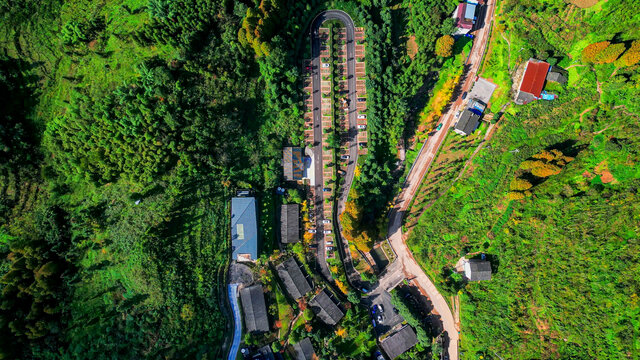 鸟瞰云峰寺露天停车场