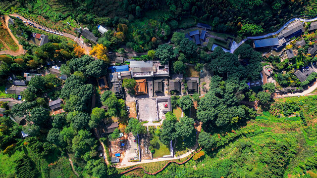 鸟瞰云峰寺院全景