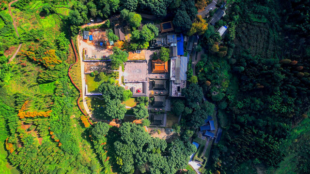 鸟瞰云峰寺院全景