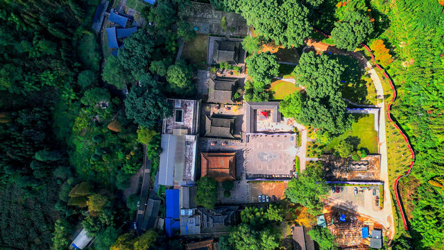 鸟瞰云峰寺院全景