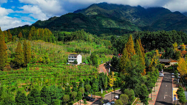 云峰山下村庄景色