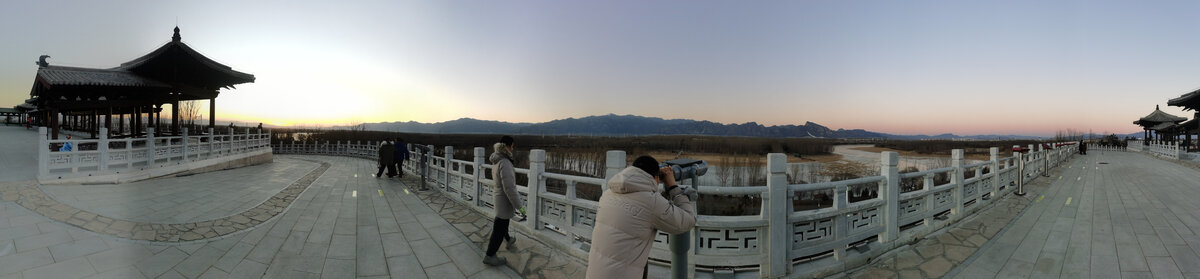 冬日晴空下的远山河流与树林