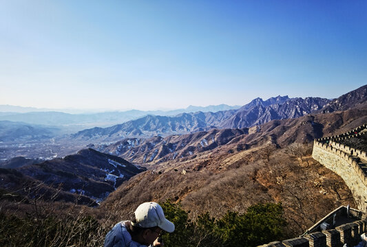 冬日晴空下的远山