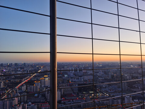 晚霞中的城市夜景