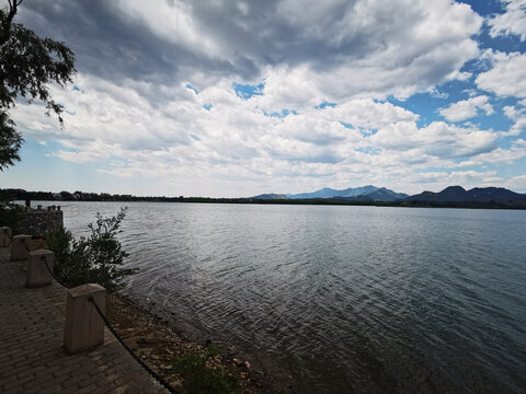 凉爽惬意的夏日湖泊与河流