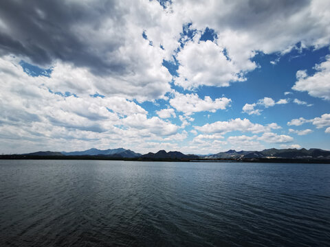 凉爽惬意的夏日湖泊与河流