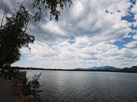 凉爽惬意的夏日湖泊与河流