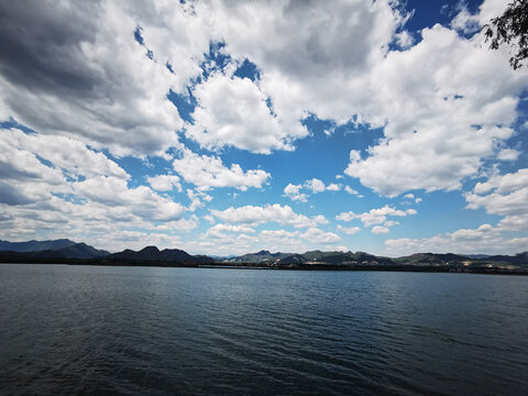 凉爽惬意的夏日湖泊与河流