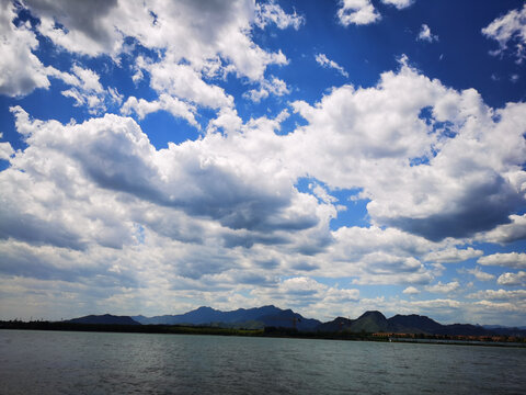 凉爽惬意的夏日湖泊与河流