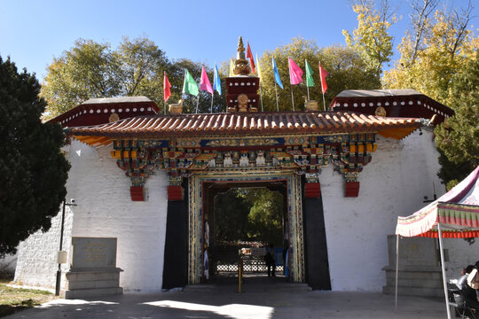 罗布林卡夏宫藏式建筑大门