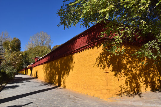 罗布林卡夏宫藏式建筑黄墙