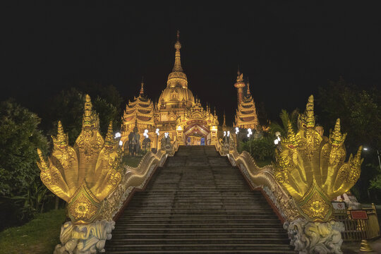 德宏芒市勐煥大金塔夜景