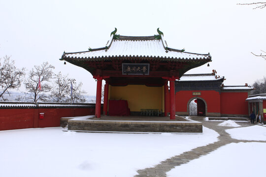 雪后的林里关王庙戏台