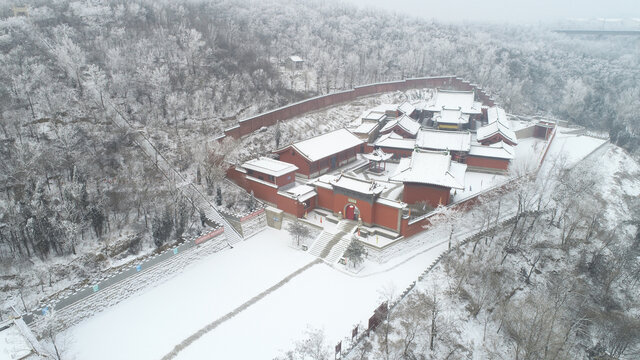 航拍雪后的林里关王庙