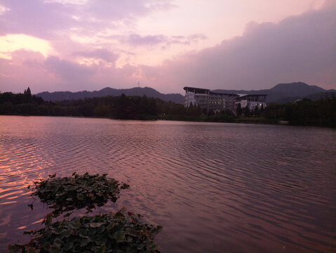 晚霞湖面