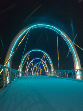 彩灯夜照暮雪铺桥面