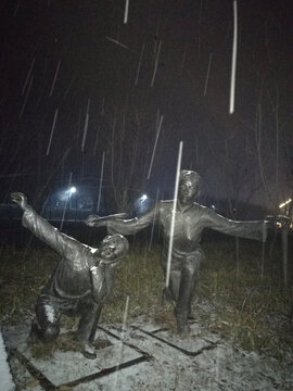 暮雪飘零广场雕像