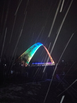 夜雪飘向绚丽五彩桥