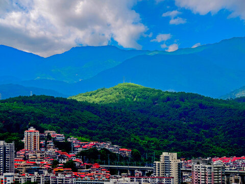 青山白云红屋顶