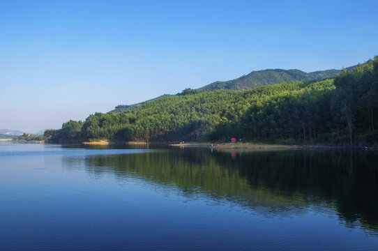 山水静谧之景色