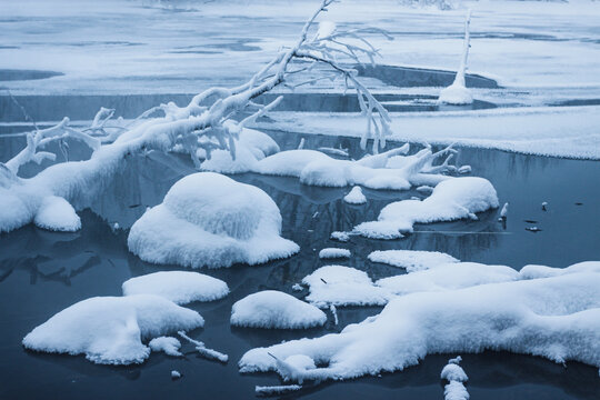 冬天河流雾凇雪包