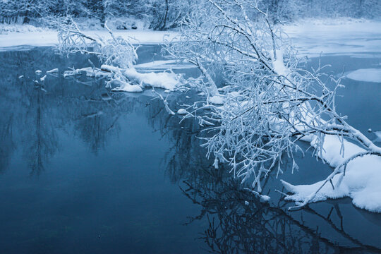 冰雪河流雾凇