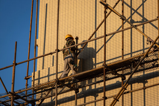 正在劳作的建筑工人