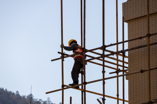 正在劳作的建筑工人