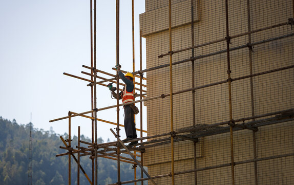 正在劳作的建筑工人