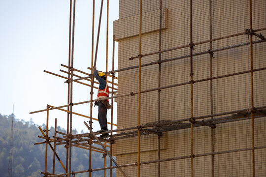 正在劳作的建筑工人