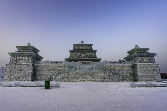 落日余晖下的长春冰雪新天地