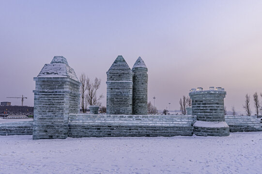 落日余晖下的长春冰雪新天地