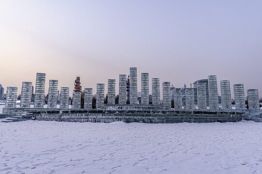 落日余晖下的长春冰雪新天地