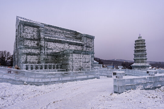 落日余晖下的长春冰雪新天地