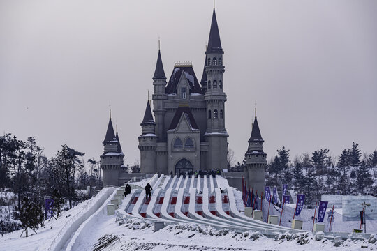 落日余晖下的长春冰雪新天地