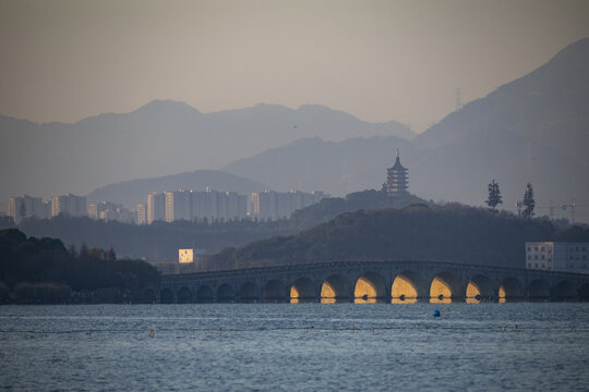 杭州湘湖政和桥金光穿洞风光